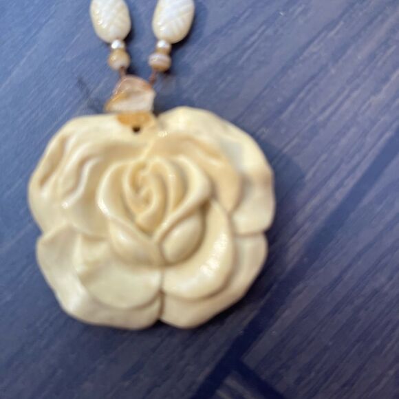 Gorgeous vintage ivory/cream necklace/rose pendant (2in) with earings set (1 in) - Picture 2 of 5